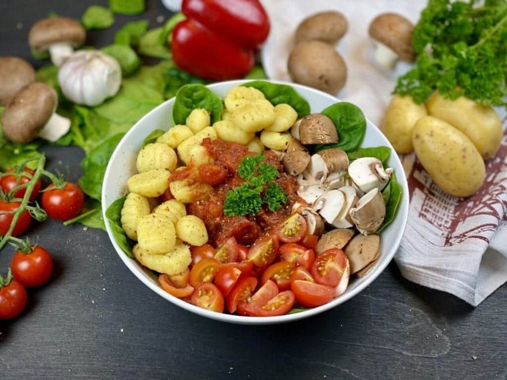 Gnocchi Bowl seitlich Gnocchi Bowl mit Tomaten Champignons und Spinat