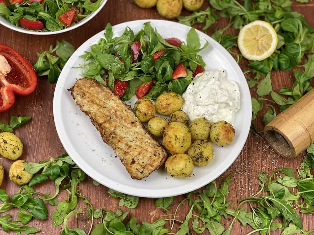 Backfisch mit Kartoffeln Zitronen-Quark und Feldsalat