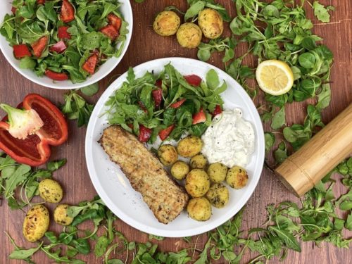 Backfisch mit Zitronen-Quark, Kartoffeln und Feldsalat