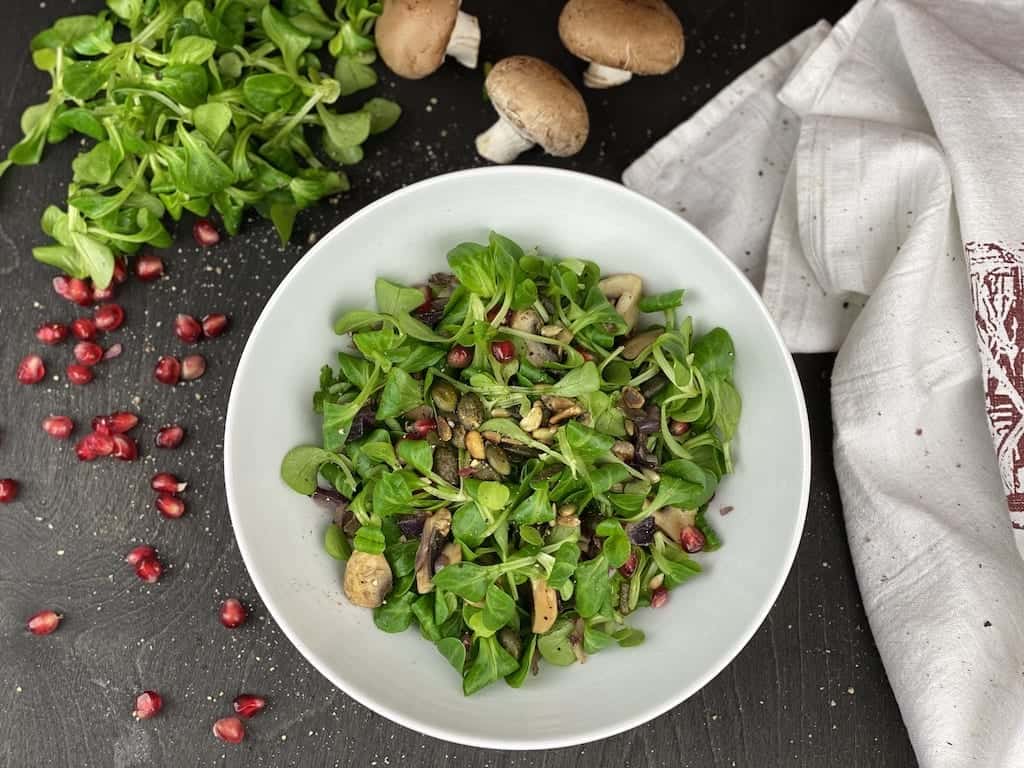 Fruchtiger Feldsalat, so schmeckt der Sommer