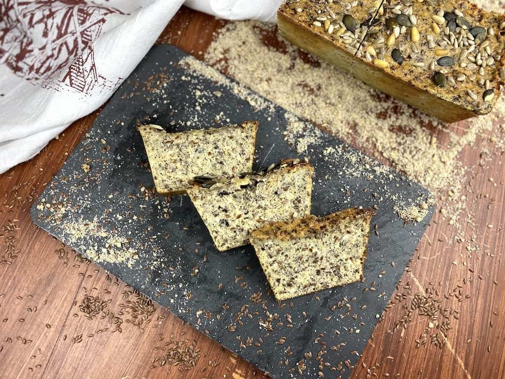 Mein selbstgemachtes Low-Cab Brot auf einem schwarzen Teller.