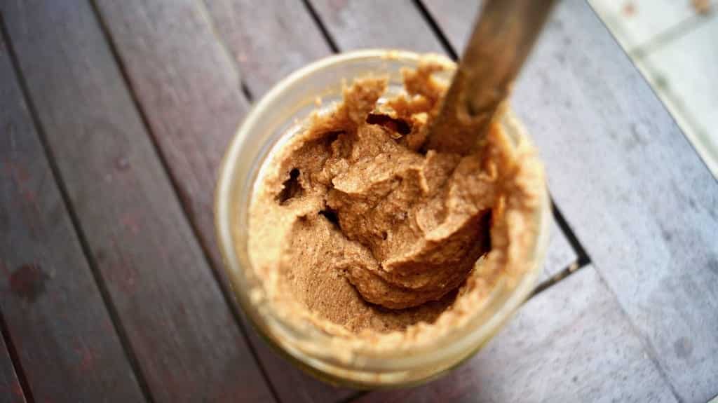 Selbstgemachtes Haselnussmus im Glas