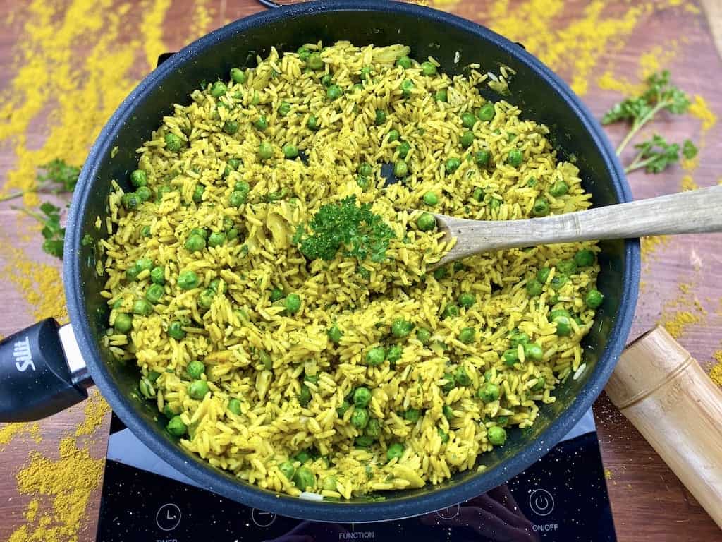 Vegetarisches Reis Rezept mit Erbsen und Curry