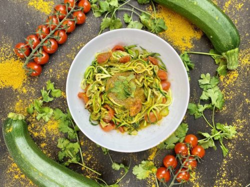 Low-Carb Zoodles in Curry-Tomatensauce