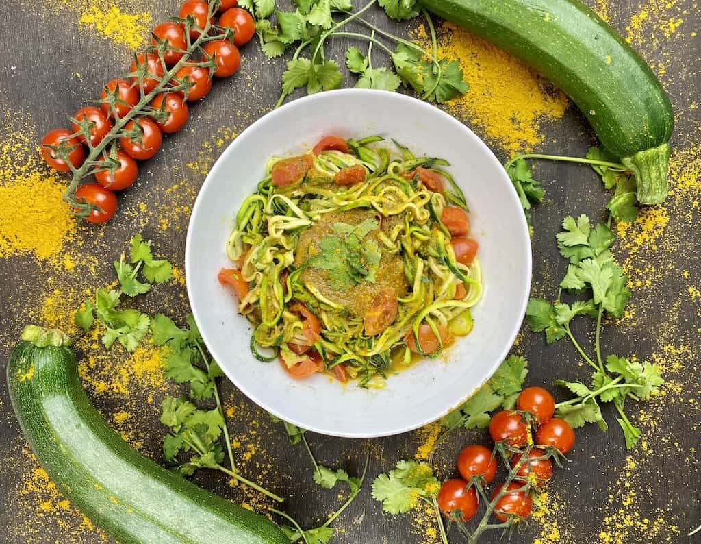 Low-Carb Zoodles in Curry-Tomatensauce