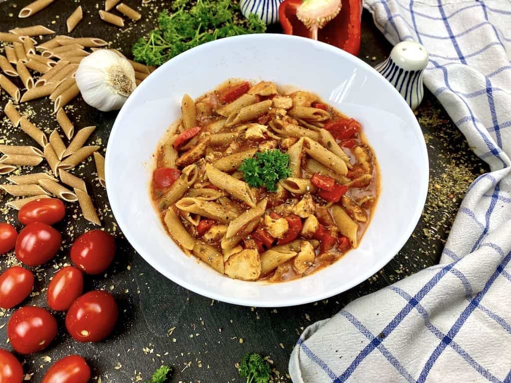 Gesunde One-Pot Pasta mit Hähnchen und Gemüse