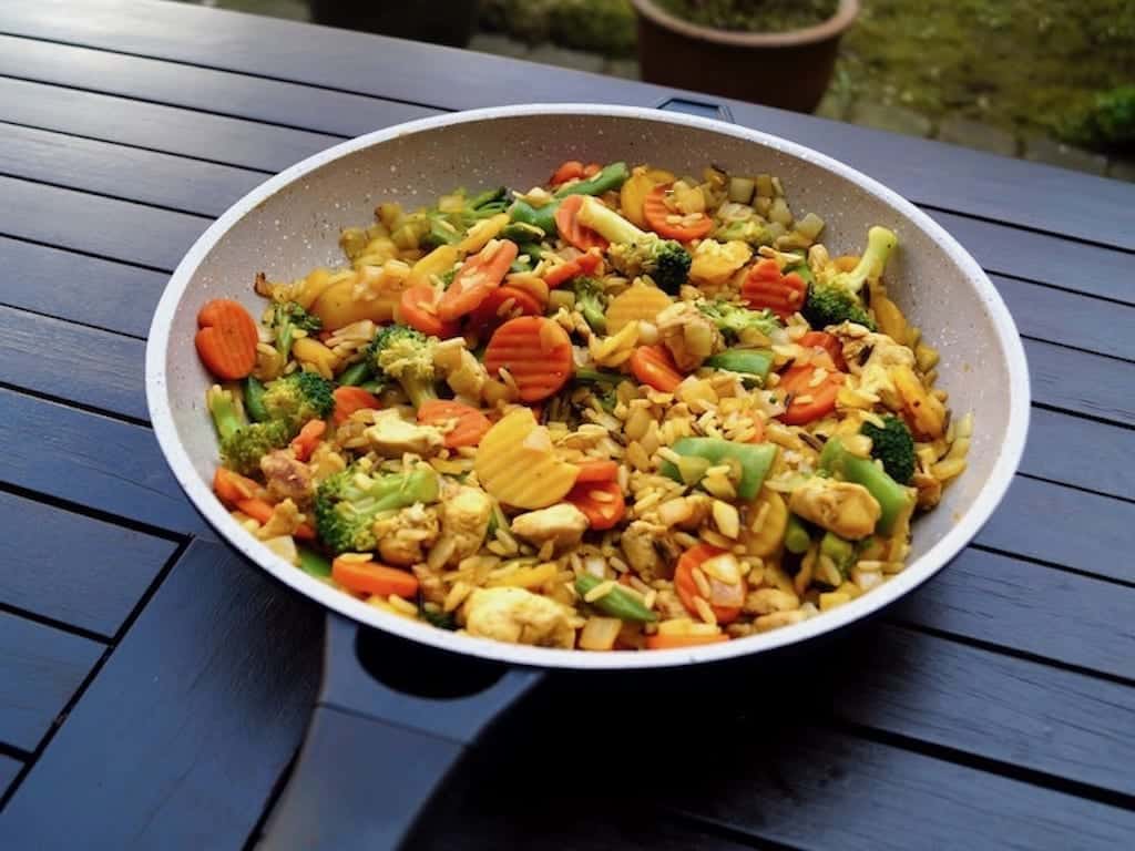 nasi goreng in der PFanne