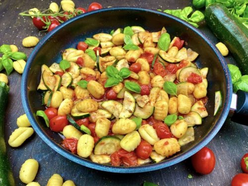 Gnocchi mit Tomaten und Zucchini in der PFanne