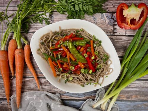 Teriyaki Soba-Nudeln mit Gemüse