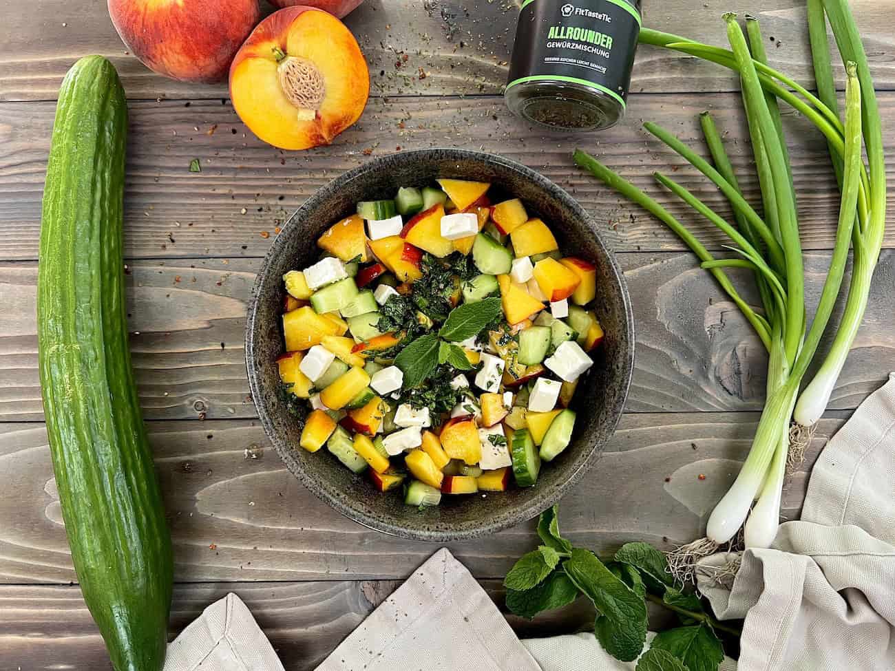 Pfirsich Feta Salat mit Gurke Pfirsich-Feta-Salat mit Gurke