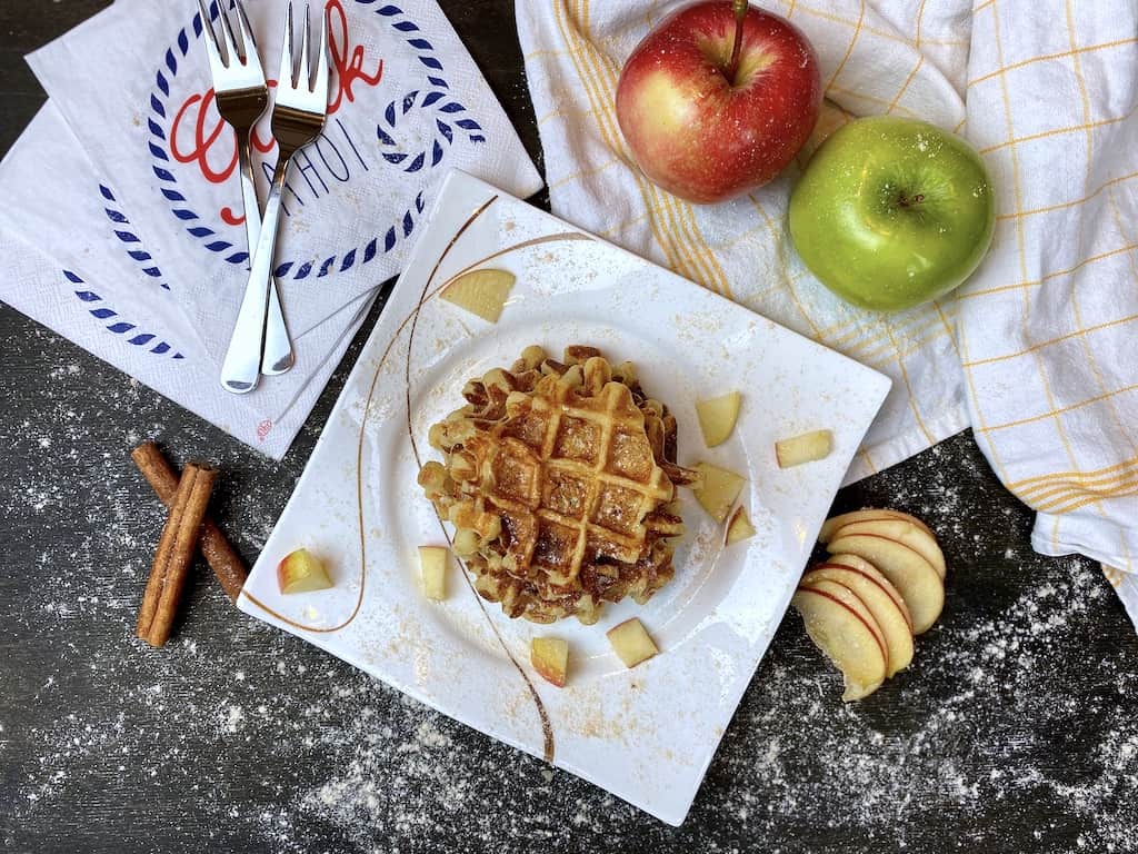 Apfelwaffeln auf einem Teller Apfelwaffeln auf einem Teller