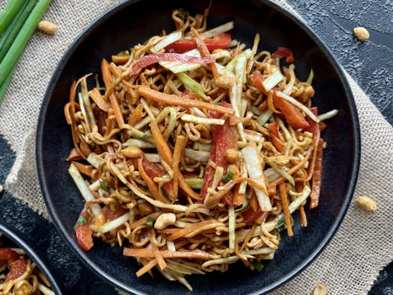 Asiatischer Mie-Nudelsalat mit Erdnusssauce und Gemüe