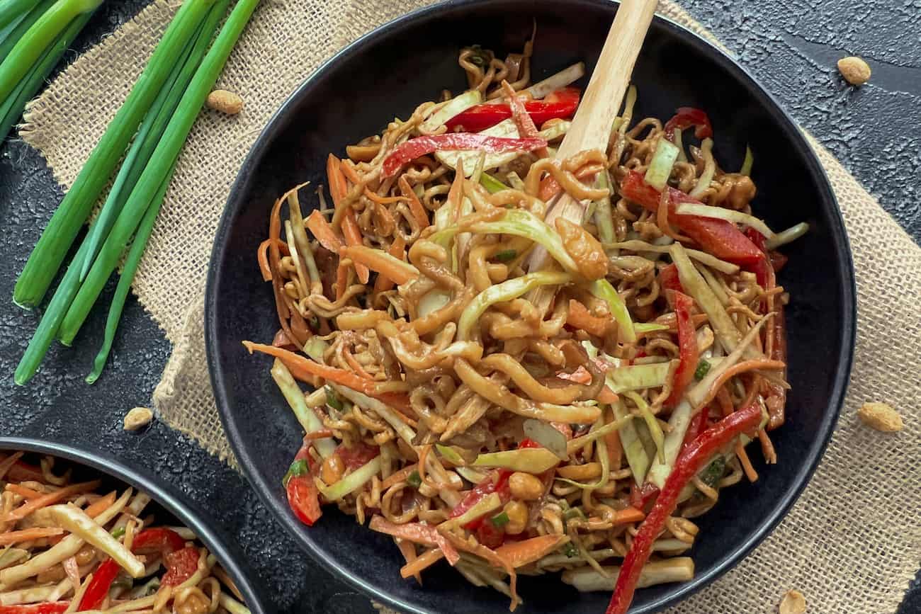 Asiatischer Nudelsalat mit Erdnusssauce