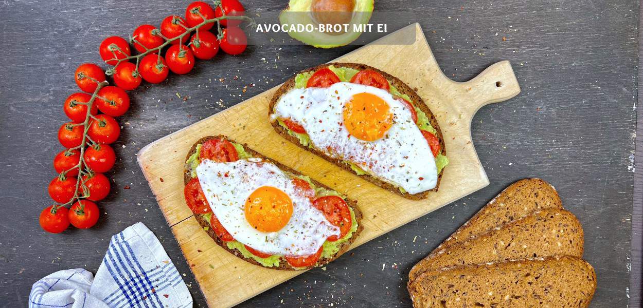 Avocado Brot mit Ei und Tomaten Avocado-Brot mit Ei