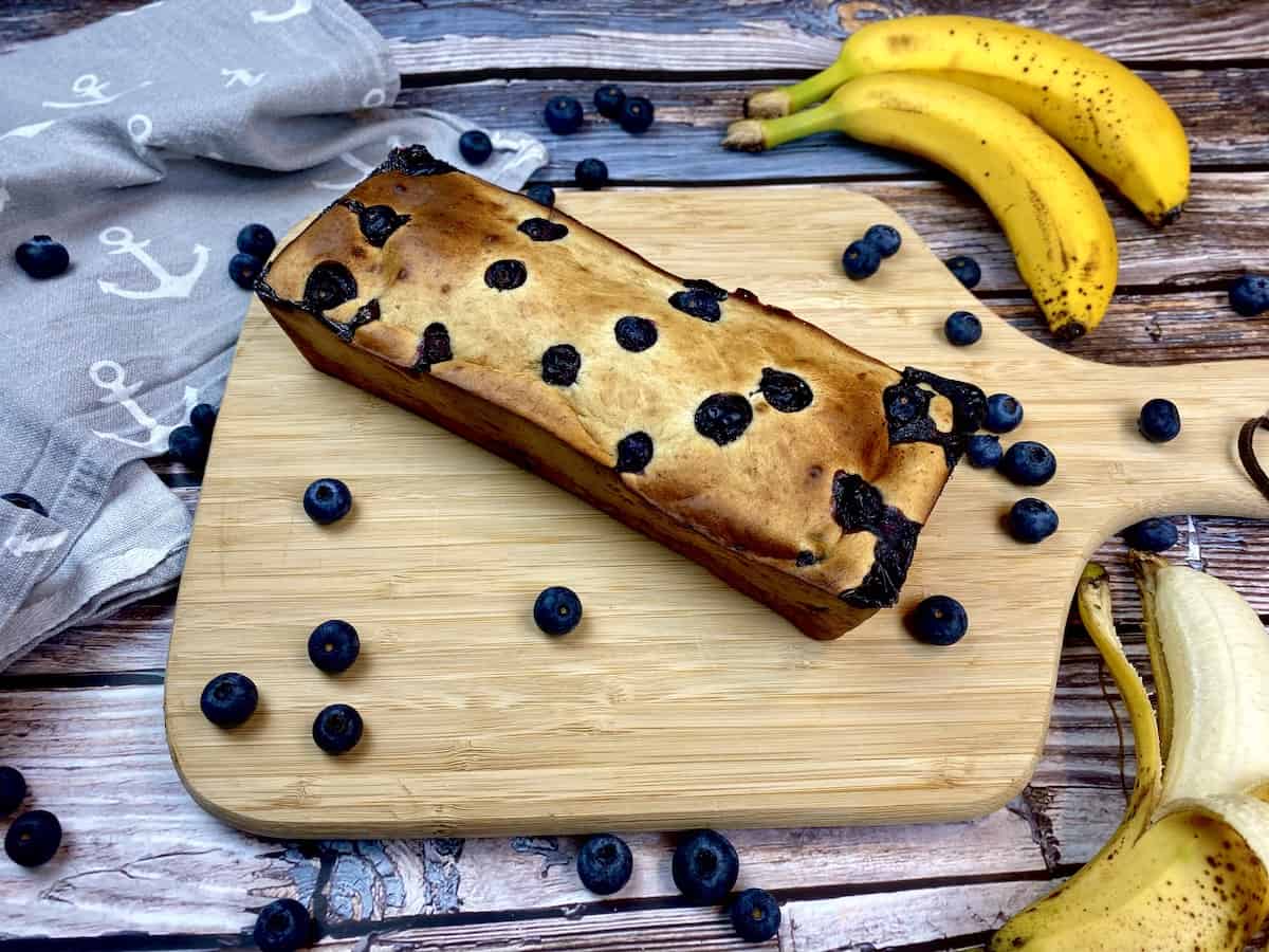 Banenkuchen mit Blaubeeren