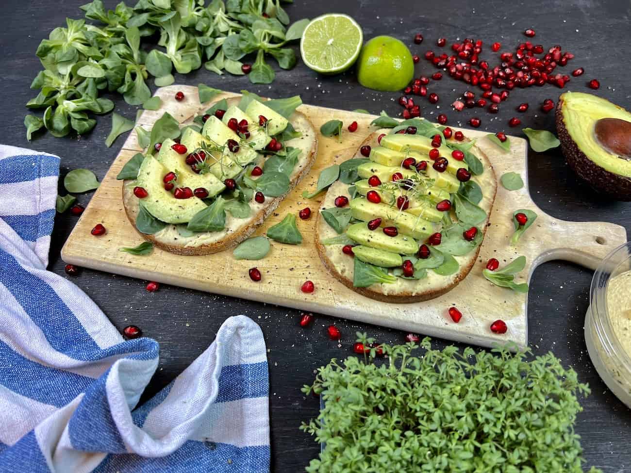 Bauernstullen mit Hummus und Avocado