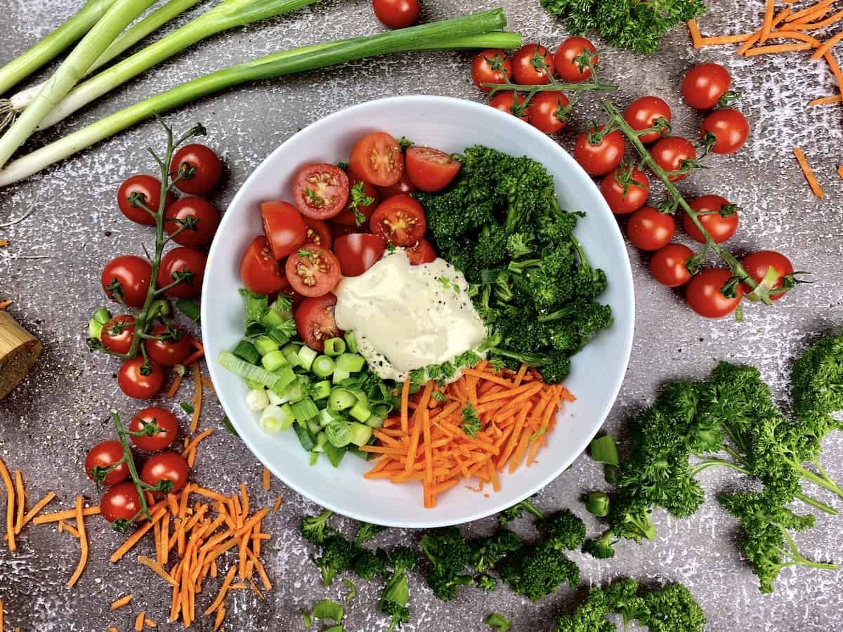Brokkolisalat mit Joghurt Knoblauchsosse Brokkolisalat mit Joghurt-Knoblauchsoße