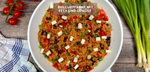 Bulgurpfanne mit Frühlingszwiebeln, Feta und Paprika