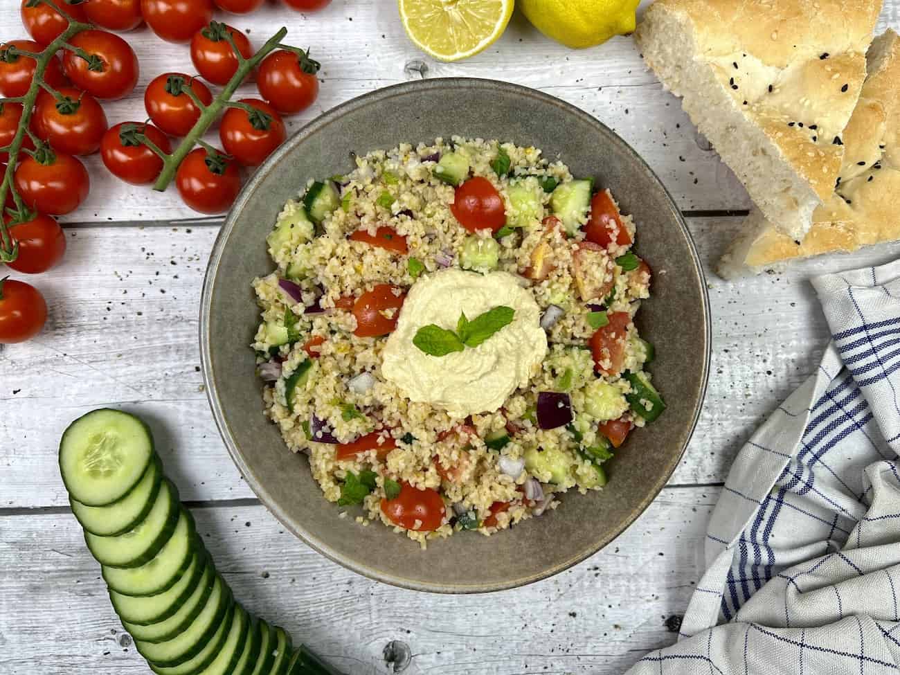 Bulgursalat mit Hummus