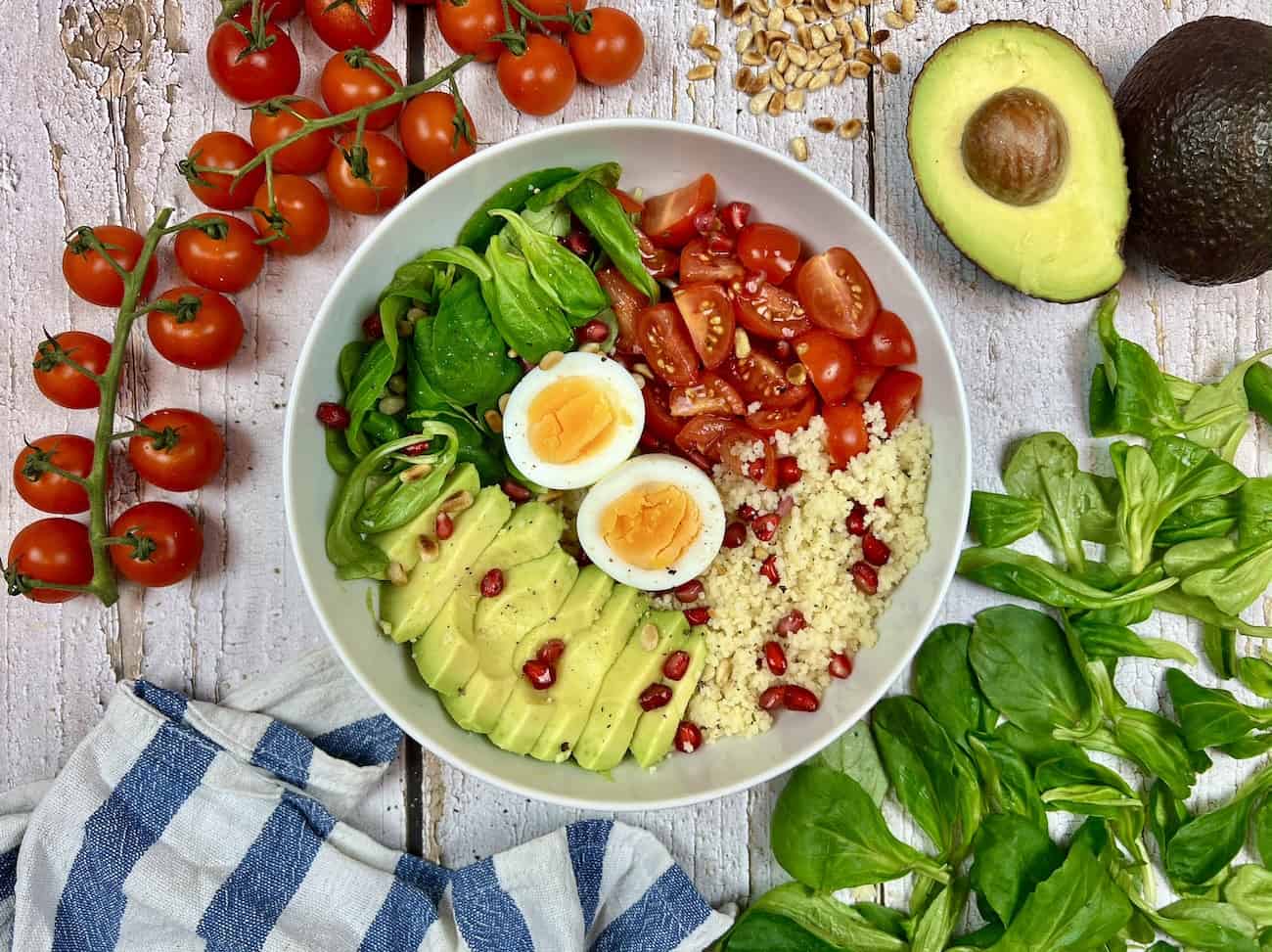 Couscous-Bowl mit Avocado und Tomaten