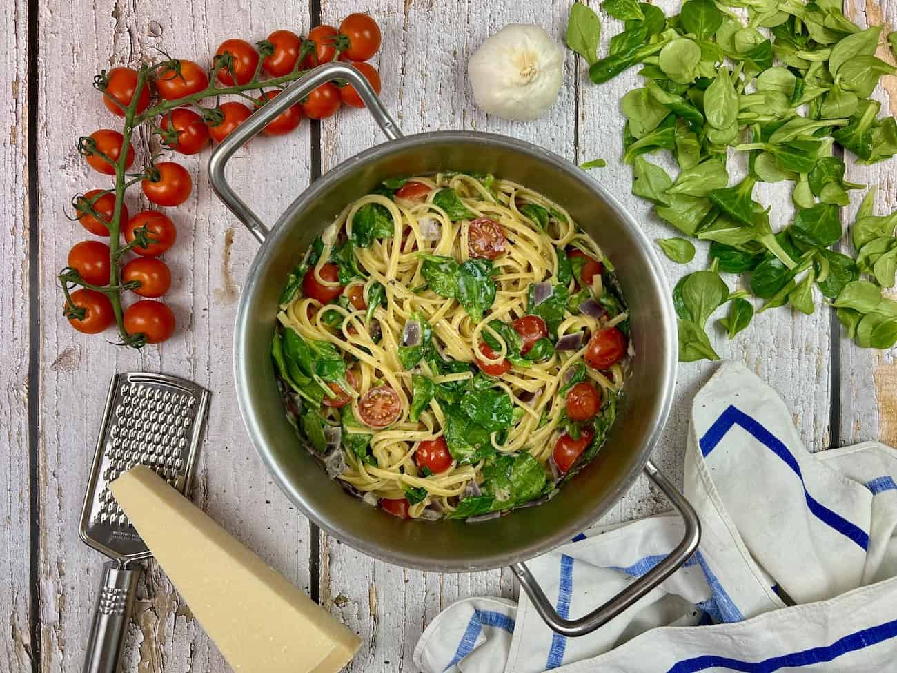 Cremige One Pot Pasta mit Feldsalat und Tomaten Cremige One-Pot Pasta mit Feldsalat und Tomaten