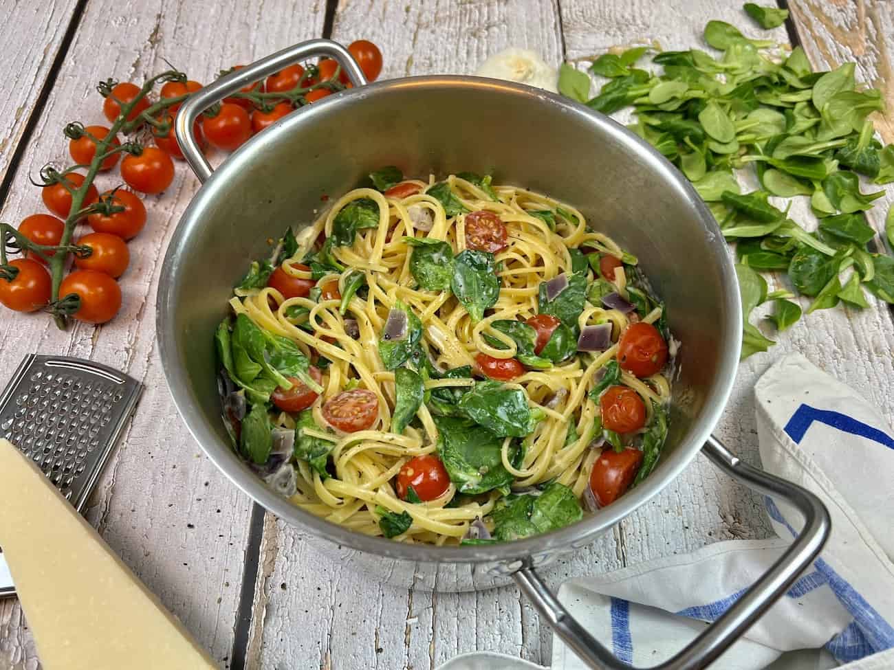 Cremige One Pot Pasta mit Feldsalat Cremige One-Pot Pasta mit Feldsalat