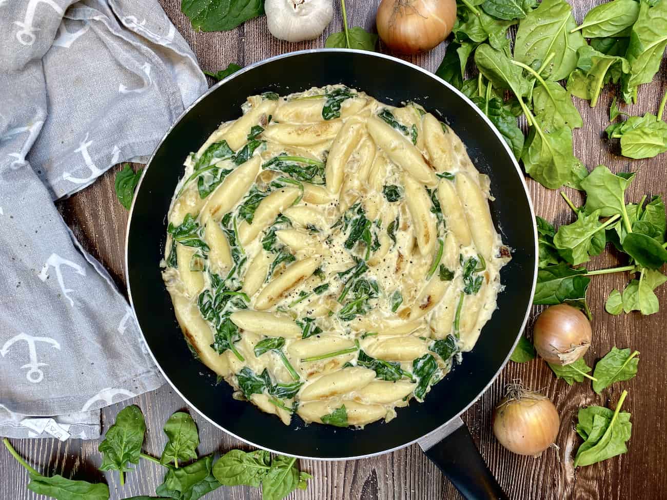 Cremige Schupfnudeln mit Blattspinat Cremige Schupfnudeln mit Blattspinat