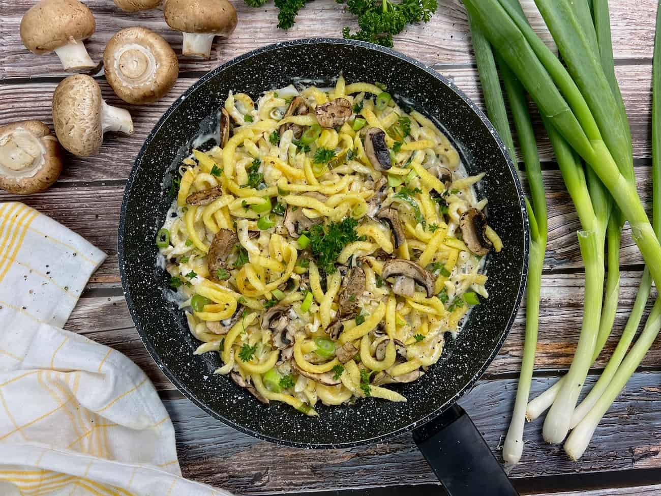 Cremige Spätzlepfanne mit Champignons