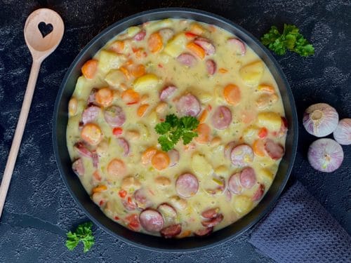 Cremiger Kartoffeleintopf mit Würstchen