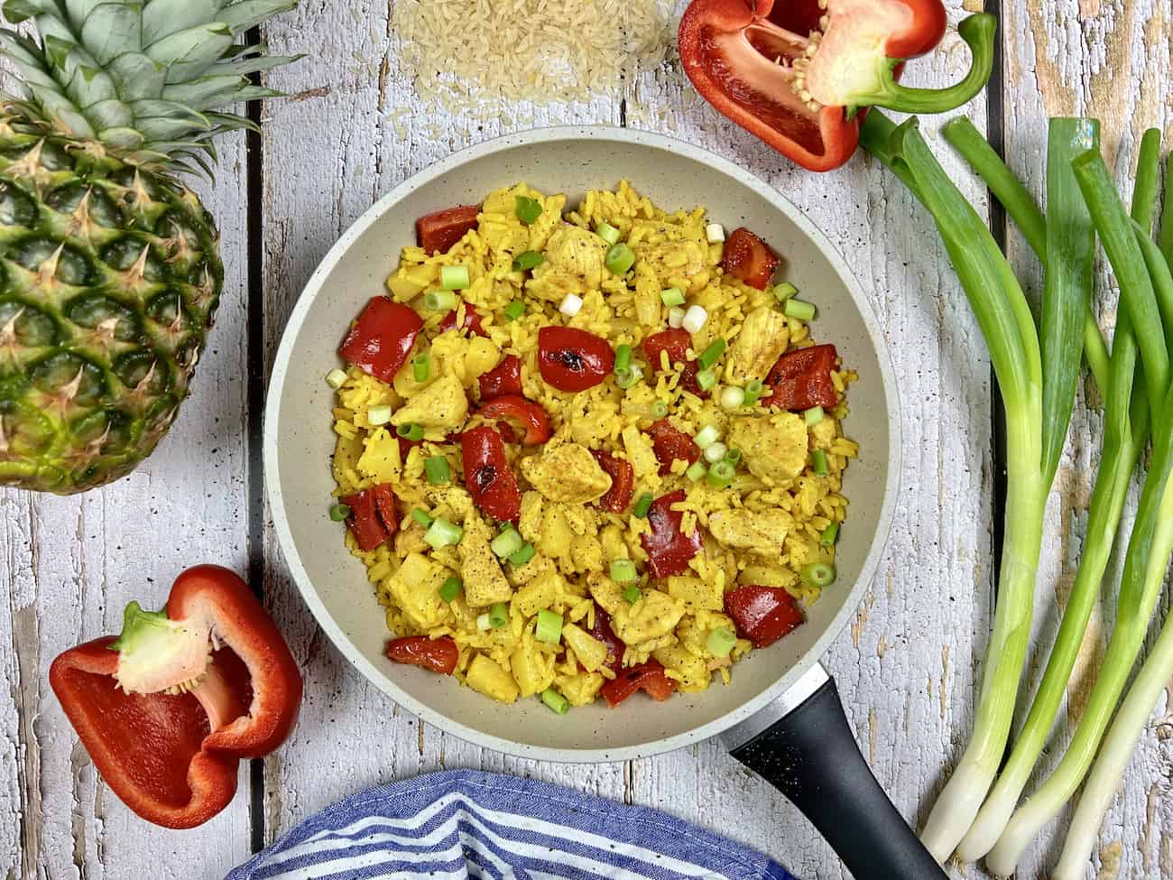 Curry-Reispfanne mit Ananas und Paprika