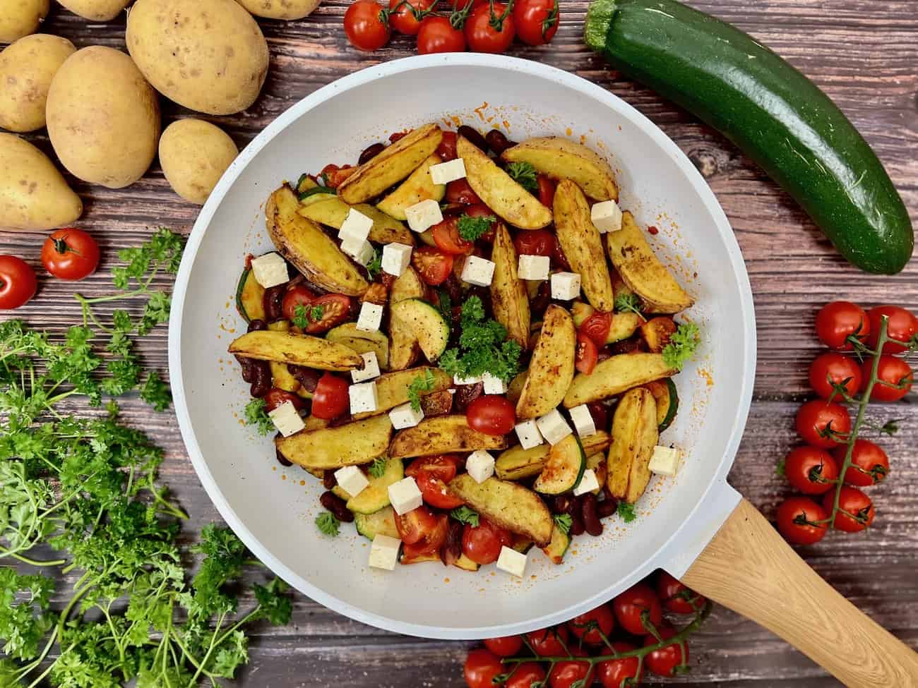 Einfache Gemüsepfanne mit Kartoffel Wedges
