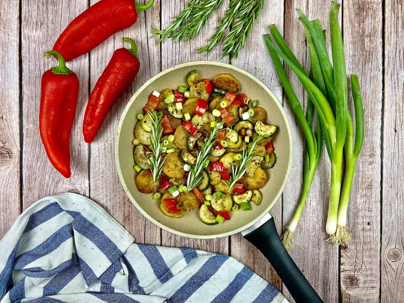 Einfache Kartoffelpfanne mit Zucchini und Paprika