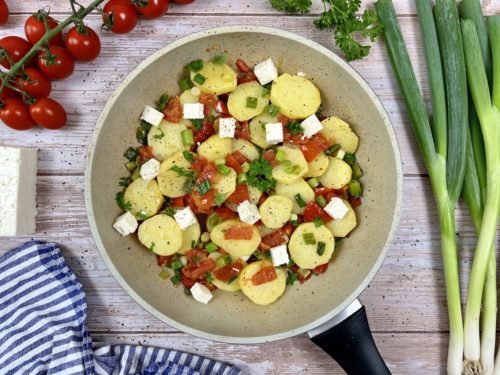 Einfache Kartoffelpfanne mit Tomaten und Feta
