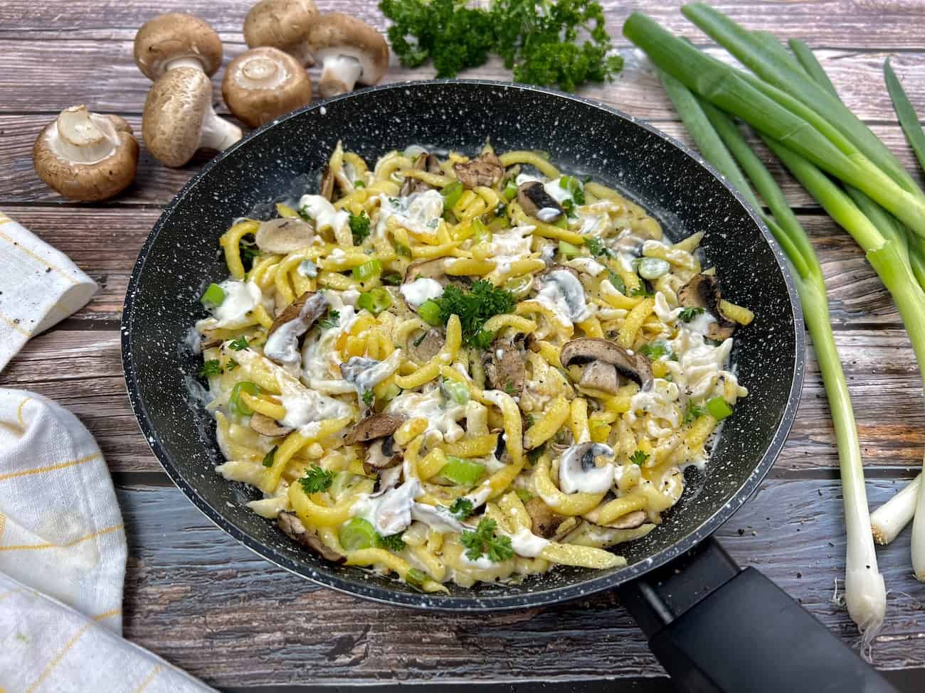Einfache Spätzlepfanne mit Champignons
