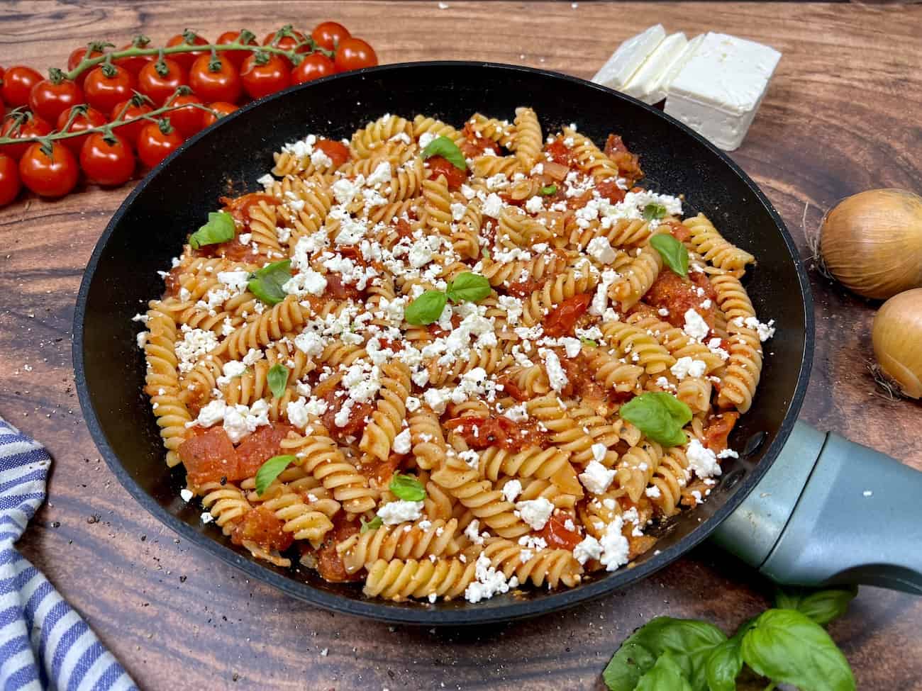 Einfache Tomaten-Feta-Pasta