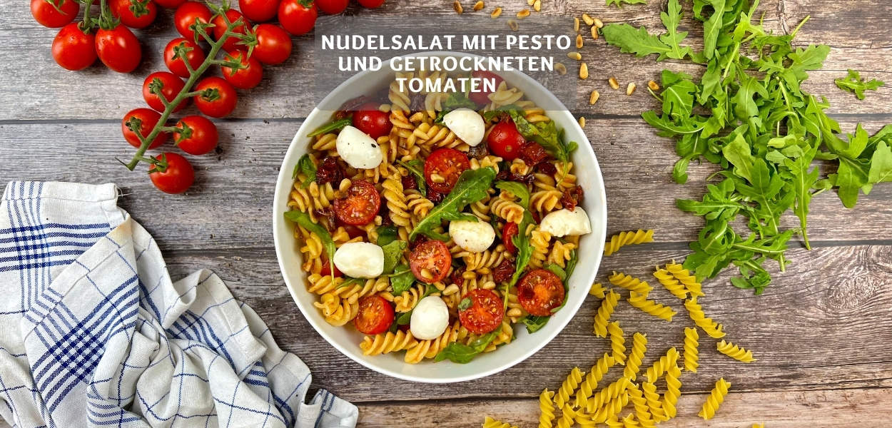 Einfacher Pesto Nudelsalat mit getrockneten Tomaten Nudelsalat mit Pesto und getrockneten Tomaten
