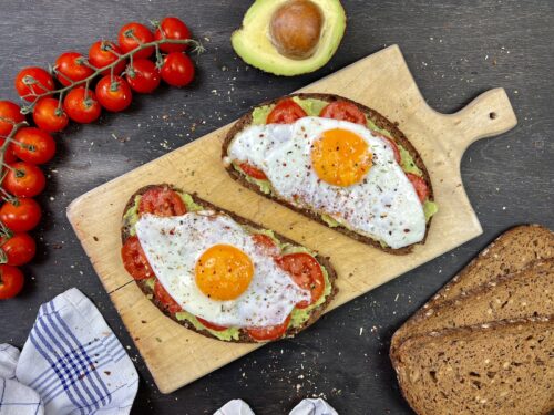 Einfaches Avocado-Brot mit Ei
