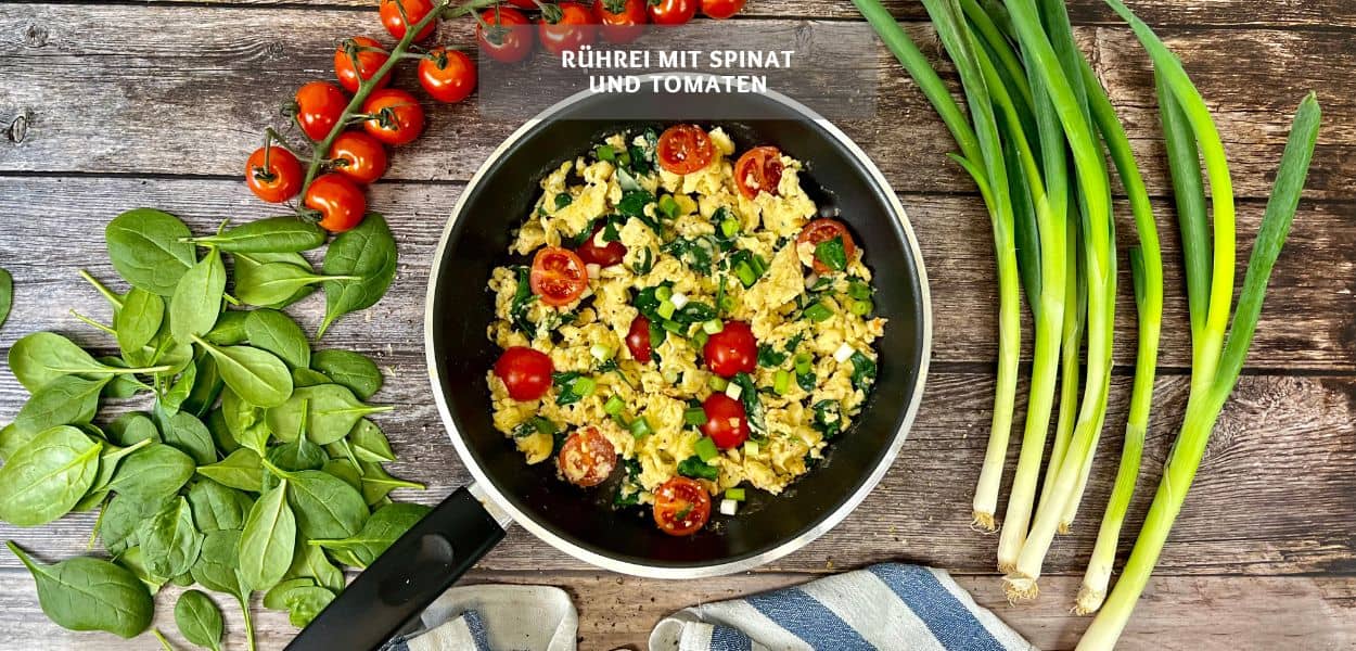 Einfaches Ruehrei Rezept mit Spinat und Tomaten Rührei mit Spinat und Tomaten