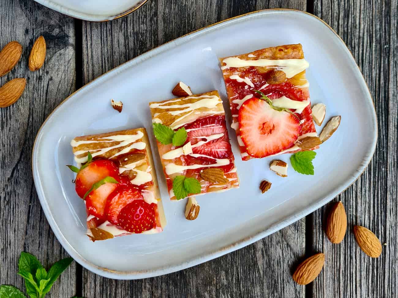 Erdbeer Blondies mit Weisser Schokolade Erdbeer Blondies mit Weißer Schokolade