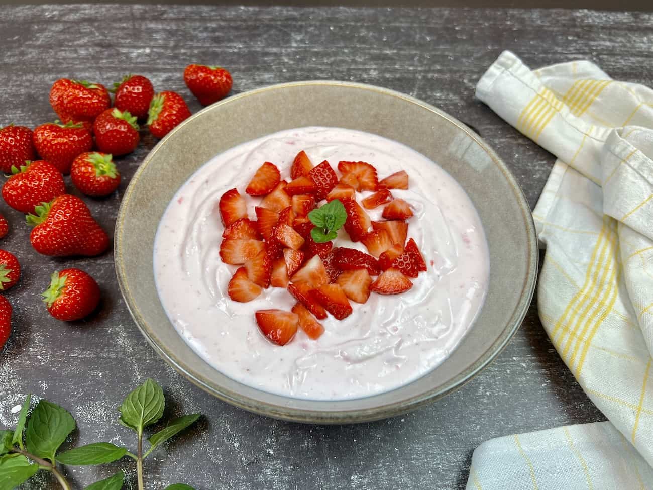 Erdbeer Quark mit Minze Erdbeer-Quark mit Minze