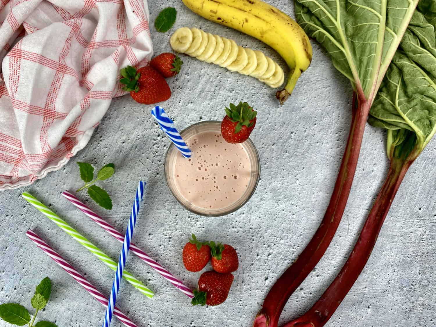 Erfrischender Smoothie mit Rhabarber Erfrischender Smoothie mit Rhabarber