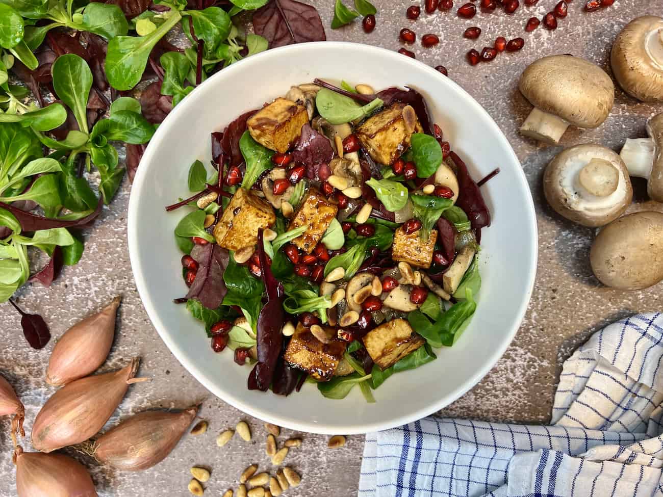Feldsalat mit Tofu und Granatapfelkernen
