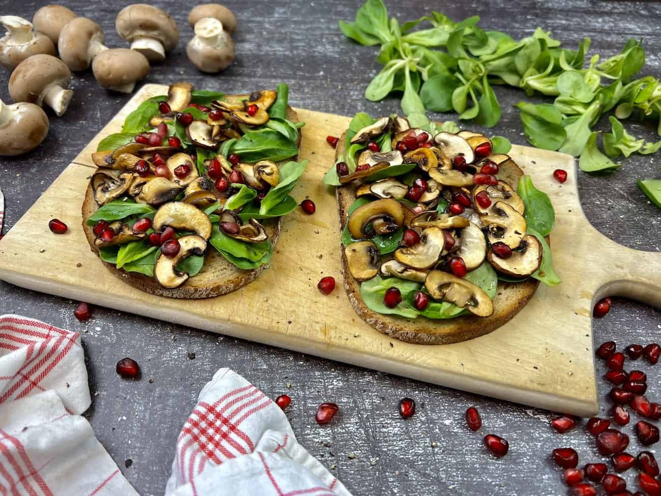 Fruchtige Feldsalat Stullen mit Champigi0ons Fruchtige Feldsalat-Stullen mit Champigi0ons