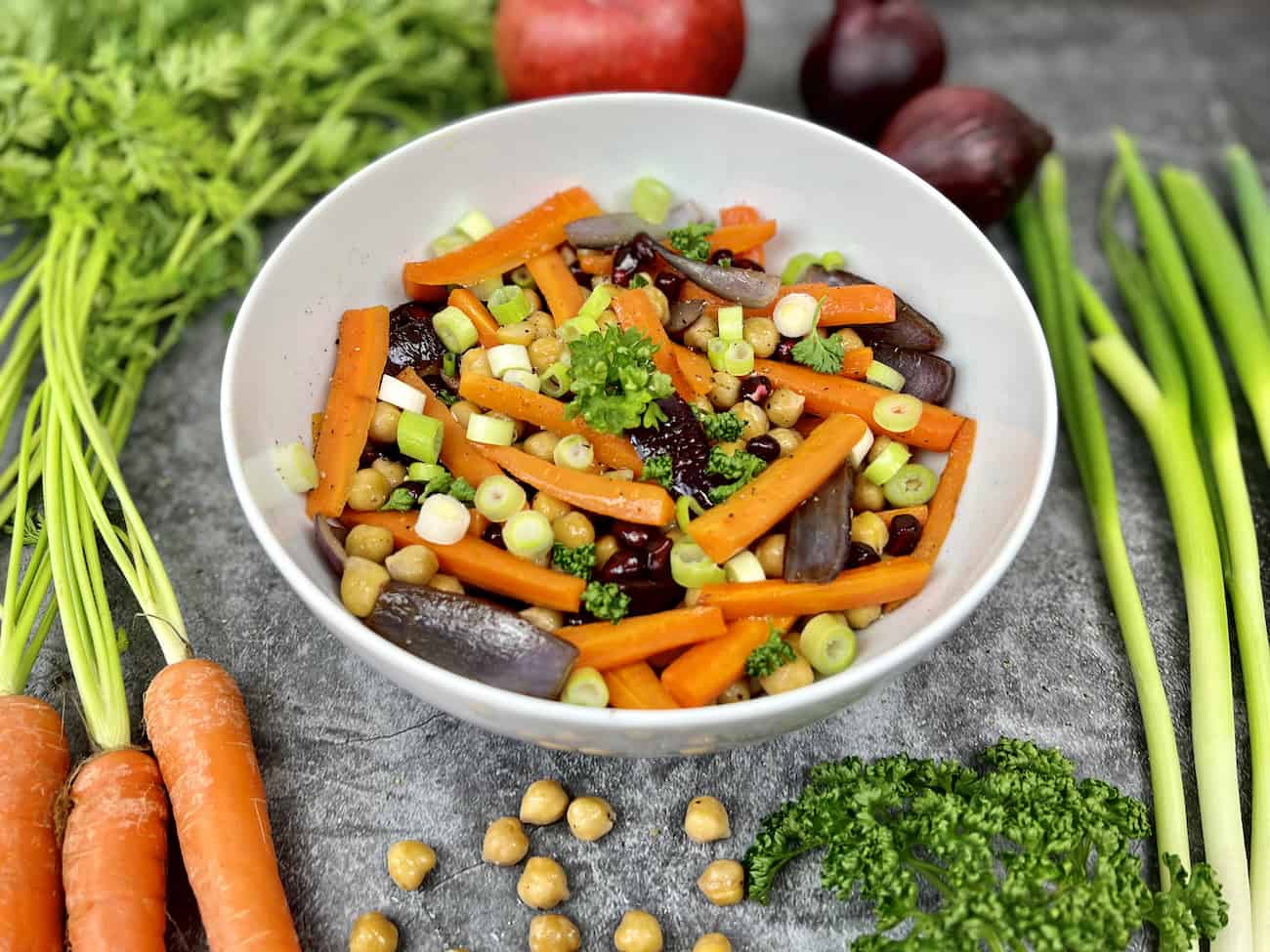 Fruchtiger Fruchtiger Kichererbsen-Karotten-Salat