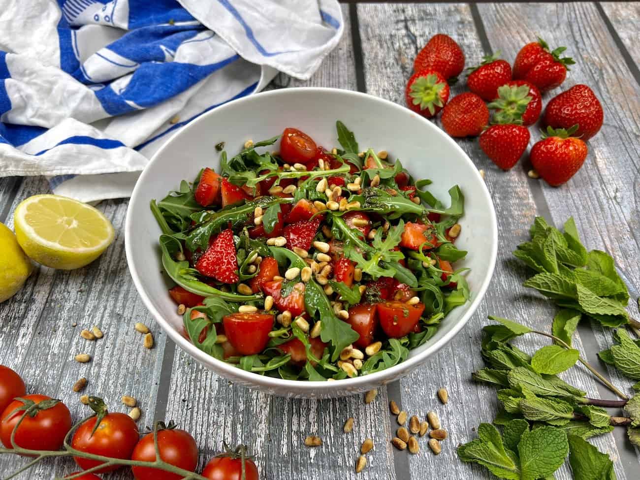 Fruchtiger Ruccoloa-Salat mit Erdbeeren