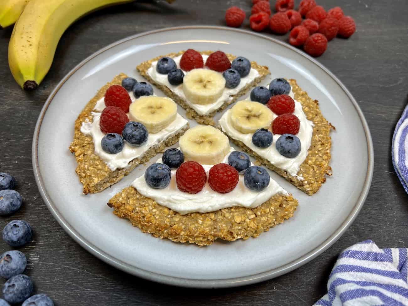 Fruehstuecks Pizza mit beeren und Banane Frühstücks-Pizza mit beeren und Banane