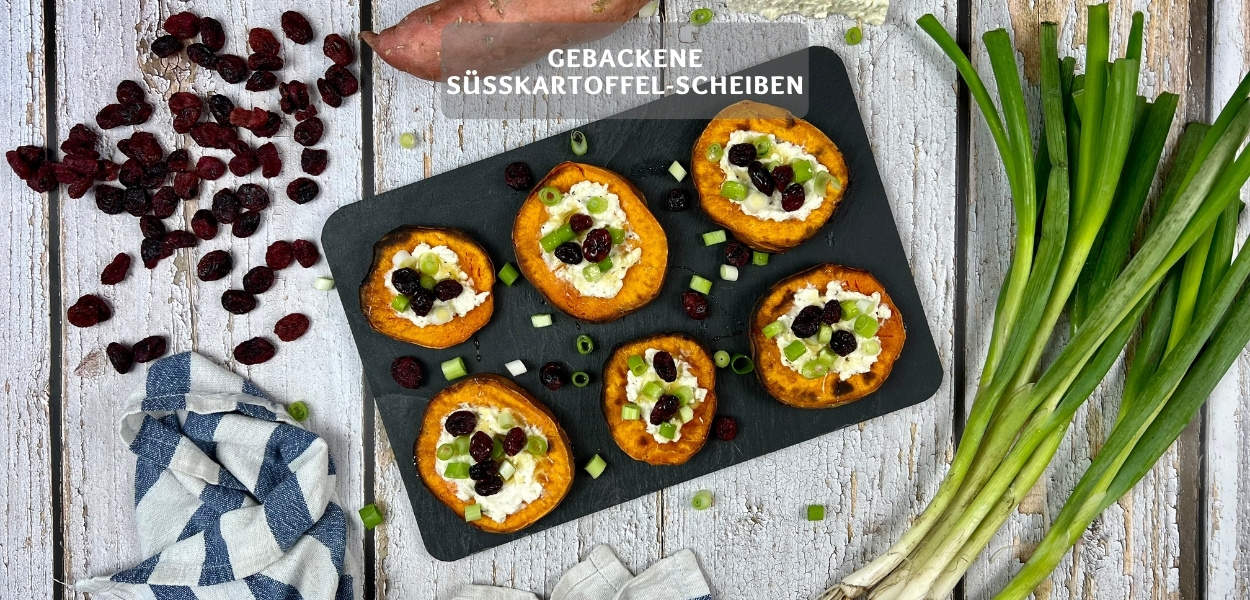 Gebackene Süßkartoffel-Scheiben mit Feta und Cranberries