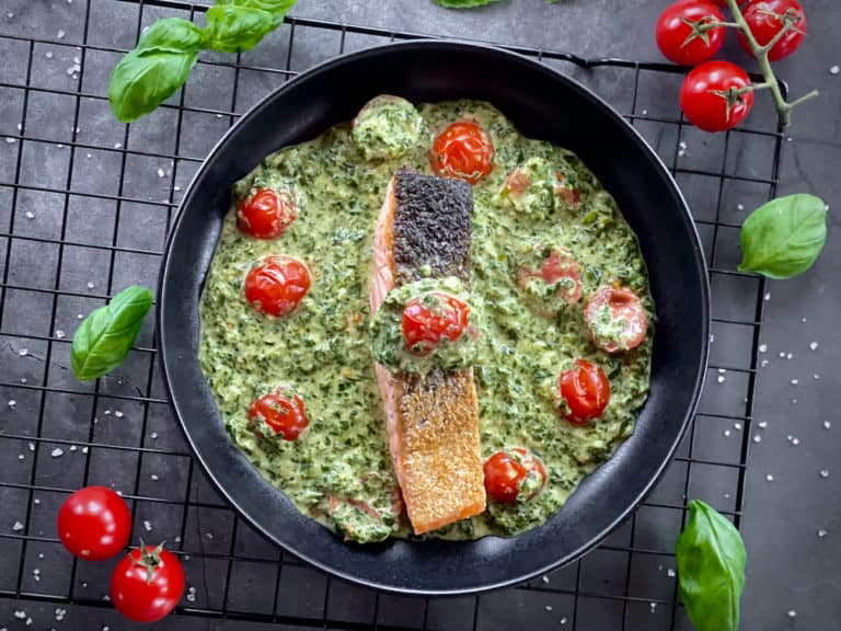 Gebratener Lachs mit Spinat und Tomaten