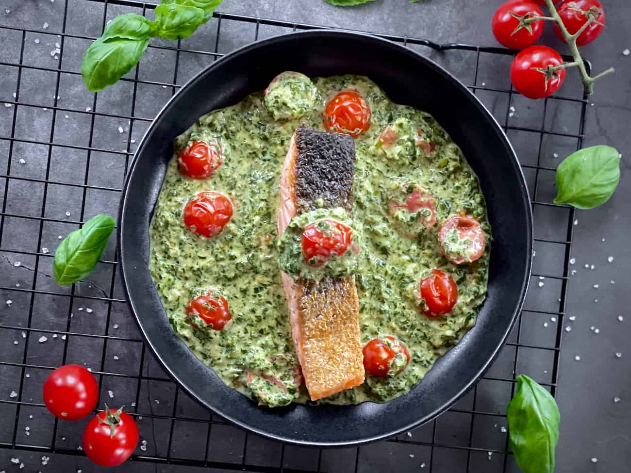 Gebratener Lachs mit Spinat und Tomaten
