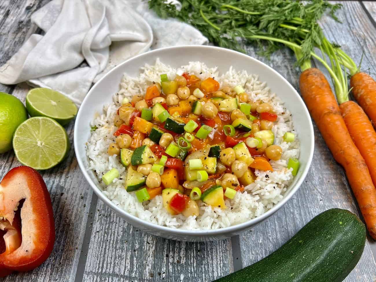 Gemuese suess sauer mit Zucchni Gemüse süß-sauer mit Zucchni